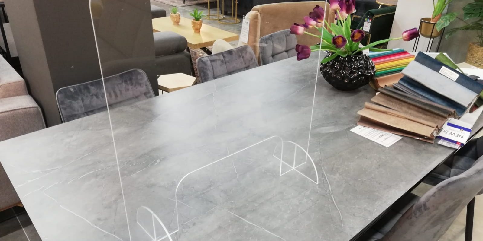 מחיצת מגן שקופה לעמדות מכירה וקבלת קהל מחיצת מגן שקופה לדלפקי קבלת קהל