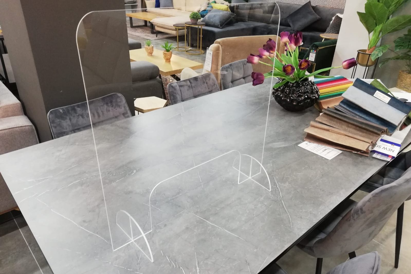 מחיצת מגן שקופה לדלפקי קבלת קהל