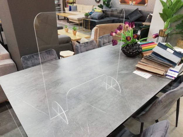 מחיצת מגן שקופה לדלפקי קבלת קהל